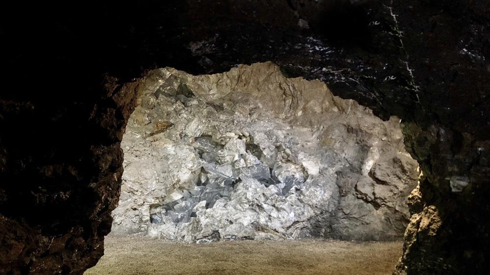 ২০১৯ সালে স্ফটিক গুহাকে জনগণের দেখার জন্য খুলে দেওয়া হয়। তার আগে এটির উপর বিভিন্ন পরীক্ষা নিরীক্ষা চলেছিল।