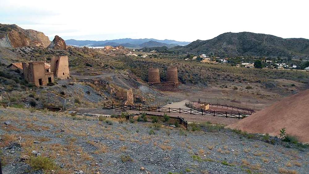 এ ছাড়াও এই গুহার দেওয়ালে শ্রমিকদের খোদাই করা কারুকার্যেরও দেখা মেলে।