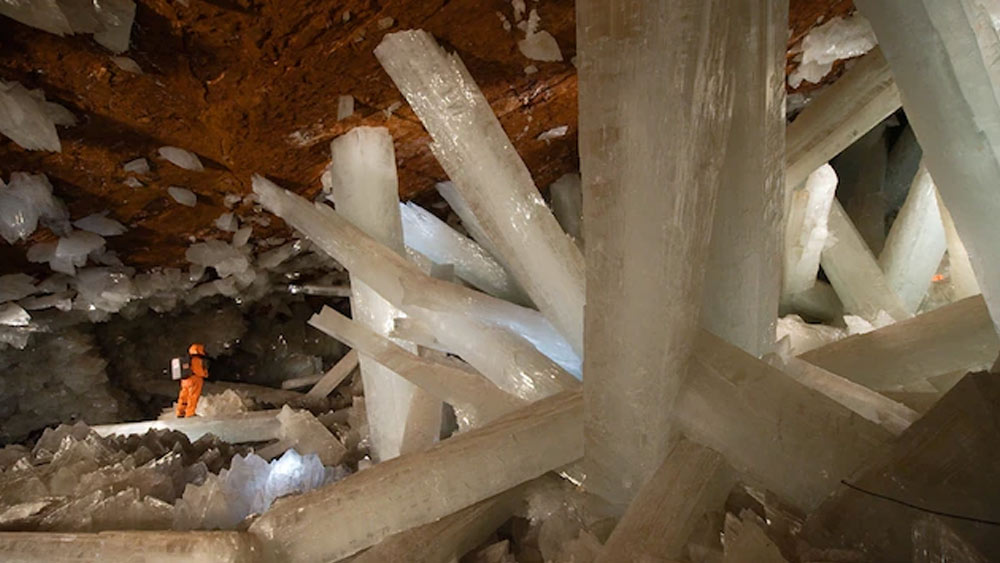 কিছু পরীক্ষার পরে ধারণা করা হয়েছে যে, এই স্ফটিকরগুলির আনুমানিক বয়স ২ লক্ষ বছর।