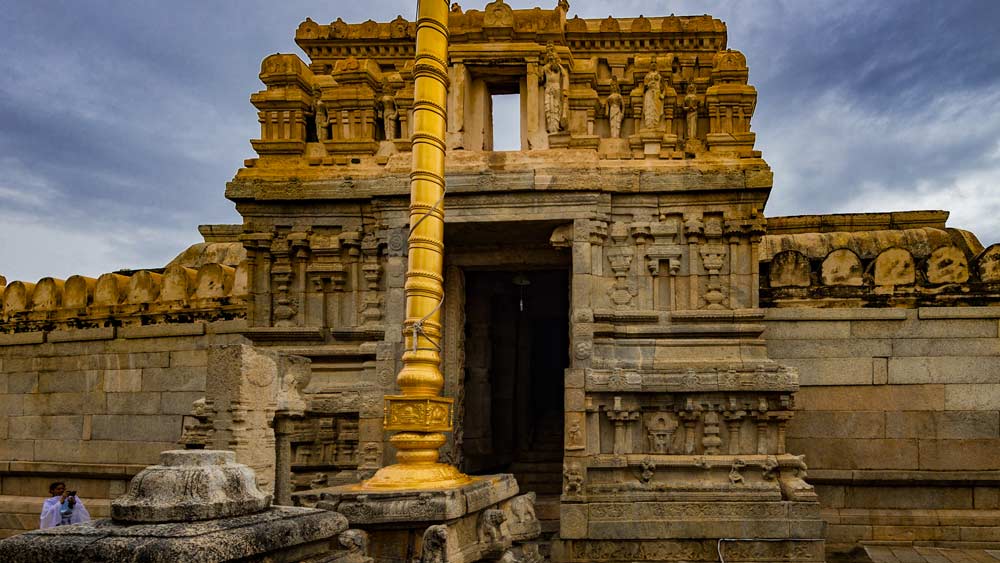 অন্ধ্রপ্রদেশের অনন্তপুর জেলার লেপাক্ষীতে অবস্থিত বীরভদ্র মন্দির বা লেপাক্ষী মন্দির ষোড়শ শতকে ভারতীয় ভাস্কর্যের এক অপরূপ নিদর্শন। স্কন্দ পুরাণ মতে, শিবের ১০৮ পীঠের অন্যতম এই বীরভদ্র মন্দির।