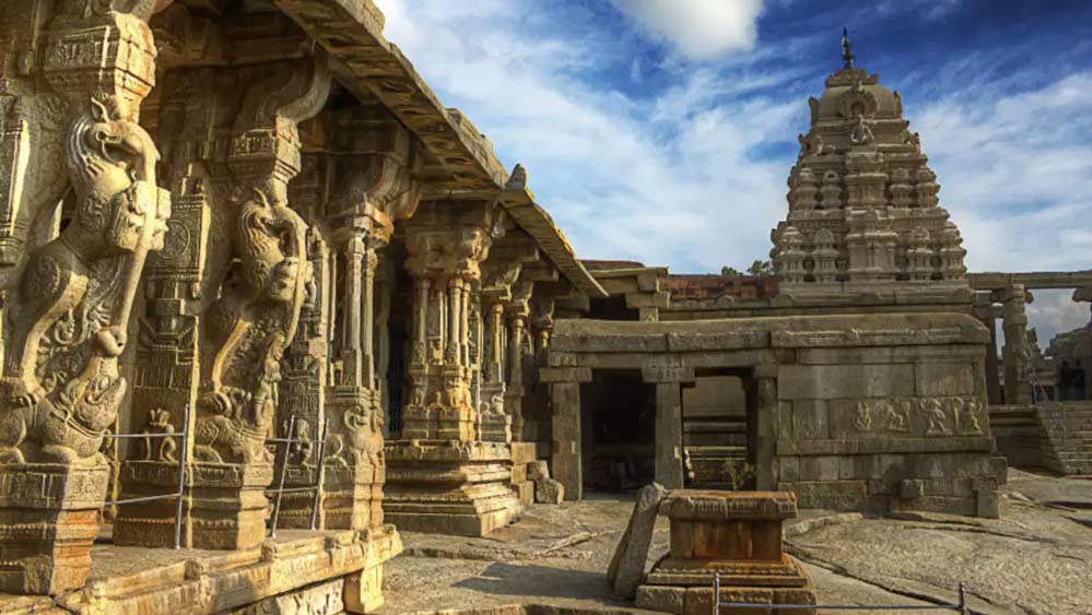 মন্দিরের দেওয়াল এবং থামে শিবের ১৪টি অবতারের চিত্র আঁকা রয়েছে। মন্দিরের মধ্যে তিনটি মণ্ডপ রয়েছে। একটি মুখ্য মণ্ডপ বা নাট্য বা রঙ্গ মণ্ডপ। দ্বিতীয়টি হল অর্থ মণ্ডপ বা গর্ভ গৃহ। তৃতীয়টির নাম কল্যাণ মণ্ডপ। তৃতীয় মণ্ডপটি অসমাপ্ত অবস্থায় রয়েছে।