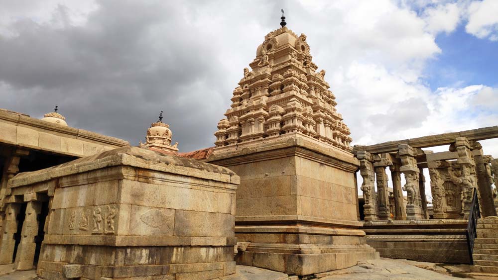 মন্দিরটি কুর্মা সৈল নামে একটি নিচু পাহাড়ের ওপর তৈরি। তেলুগুতে কুর্মা সৈল-এর অর্থ কচ্ছপ। পাহাড়টির আকৃতি অনেকটা কচ্ছপের মতো। ভক্তরা এই মন্দিরে শিবের তাণ্ডব রূপ বীরভদ্রের পুজো করেন।