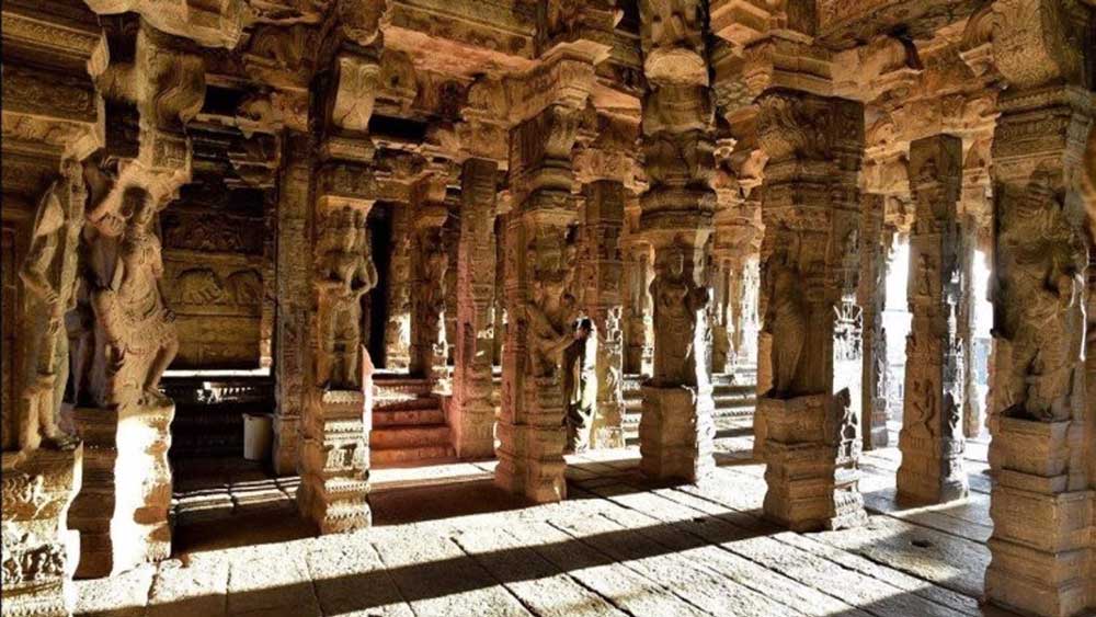 প্রবেশ করলেই দেখা যাবে মন্দিরটি ৭০টি স্তম্ভের ওপর দাঁড়িয়ে রয়েছে। এই স্তম্ভের উপর চোখ রাখলেই বোঝা যাবে, এর মধ্যে একটি স্তম্ভের মাটির সঙ্গে কোনও সংস্পর্শ নেই! খালি চোখে দেখলে মালুম হবে সেটি ওপর থেকে ঝুলছে। এই স্তম্ভই মন্দিরের অন্যতম রহস্য। এই ঝুলন্ত স্তম্ভের নাম ‘আকাশ স্তম্ভ’।