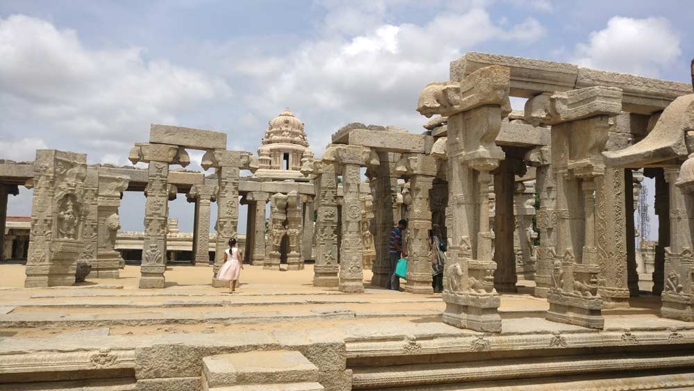 স্তম্ভের নীচের দিকের খুব সামান্য অংশ মাটির সংস্পর্শে রয়েছে। যে কোনও পাতলা কাপড় বা রুমাল খুব সহজেই ওই স্তম্ভের নীচ দিয়ে এক পাশ থেকে অন্য পাশে নিয়ে যাওয়া সম্ভব।