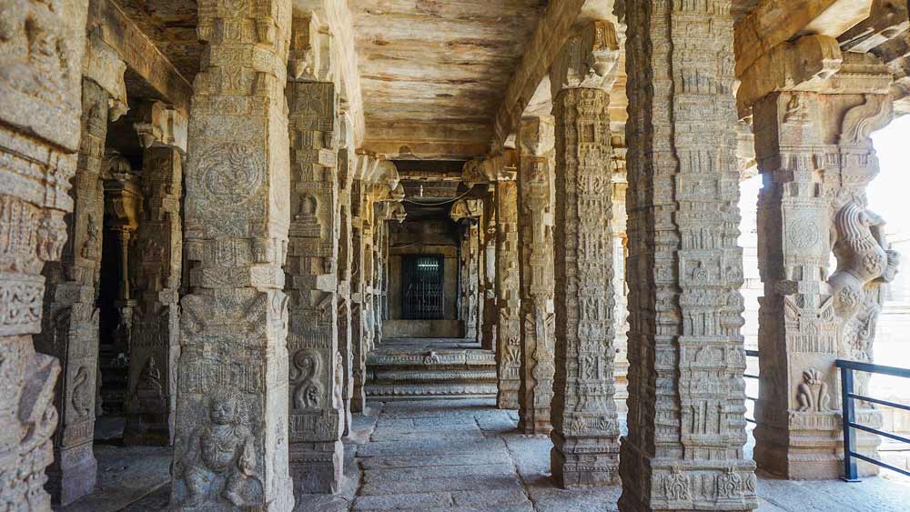 অনেকের মতে, স্তম্ভটি তার আসল জায়গা থেকে খানিকটা সরে গিয়েছে। এক ব্রিটিশ ইঞ্জিনিয়ার অনেক চেষ্টা করেছিলেন স্তম্ভটির রহস্য ভেদ করার। কিন্তু তিনি শেষে পর্যন্ত ব্যর্থ হন।
