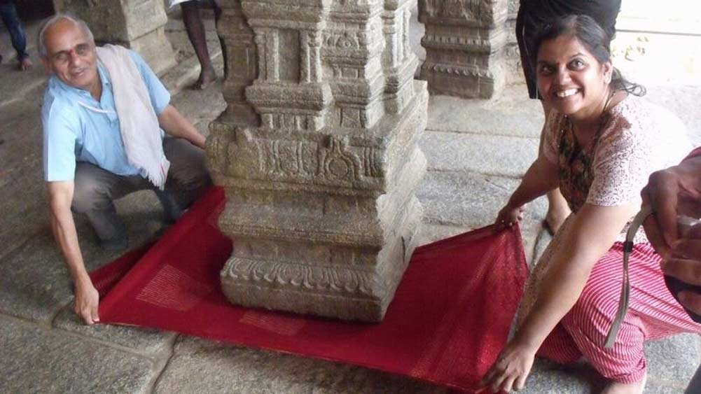 পর্যটকদের কাছে অন্যতম আকর্ষণ এই মন্দির। ঘুরতে এসে সকলেই এক বার ওই স্তম্ভের নীচ দিয়ে কাপড় এক পাশ থেকে অন্য পাশে নিয়ে গিয়ে এই ভাস্কর্যের রহস্যে মুগ্ধ হয়ে যান।