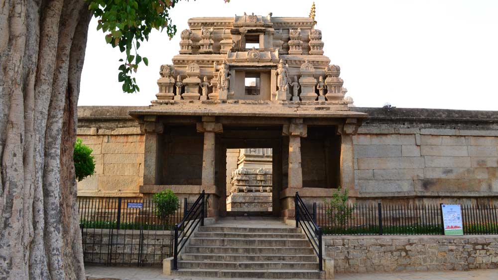 এই স্তম্ভটি একটি আশ্চর্যজনক স্থাপত্য বিস্ময় যা, বেশ কয়েক জন বিশেষজ্ঞকে বিভ্রান্ত করেছে এবং বিশ্বাস করা হয় যে বিজয়নগর নির্মাতাদের স্থাপত্যের প্রতিভা প্রদর্শনের জন্য এই স্তম্ভটি ইচ্ছাকৃতভাবে নির্মিত হয়েছিল।