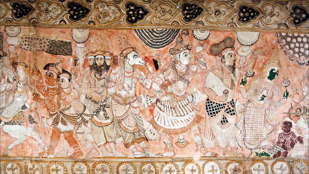 মন্দিরের ছাদে রামায়ণ, মহাভারত, পুরাণের আদলে অসংখ্য ছবি চিত্রিত রয়েছে। ভেষজ এবং খনিজের সংমিশ্রণে তৈরি রঙ দিয়ে আঁকা ছবিগুলোই লেপাক্ষী মন্দিরের স্বাতন্ত্র্য বজায় রেখেছে।