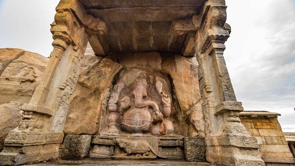 রামায়ণে লেপাক্ষী গ্রামের বিশেষ উল্লেখ রয়েছে। লোক মতে, সীতা হরণের সময় তাঁকে উদ্ধার করতে গেলে জটায়ুর সঙ্গে রাবণের সংঘর্ষ হয়। রাবণের আঘাতে আহত হয়ে জটায়ু এই গ্রামেই এসে পড়েছিল। জনশ্রুতি, রাম যখন জটায়ুর কাছে পৌঁছন, তখন তাঁকে দেখে বলে ওঠেন ‘লে পাক্ষী’। তেলুগুতে যার অর্থ ‘ওঠো পাখি’।
