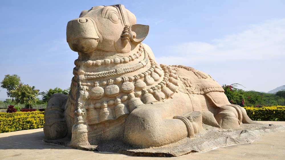 আবার অনেকের মতে, যে কোষাধ্যক্ষ এই মন্দির নির্মাণে রাজকোষ থেকে অর্থ ব্যবহার করার জন্য দোষী সাব্যস্ত হয়েছিলেন, রাজা তাঁকে অন্ধ করার আদেশ দিয়েছিলেন। কোষাধ্যক্ষ রাজার প্রতি অনুগত হওয়ায় নিজের হাতেই নিজেকে শাস্তি প্রদান করেছিলেন। এই ভাবে গ্রামটির নামকরণ করা হয়েছে ‘লেপা-অক্ষী’ বা লেপাক্ষী যার অর্থ অন্ধের গ্রাম।