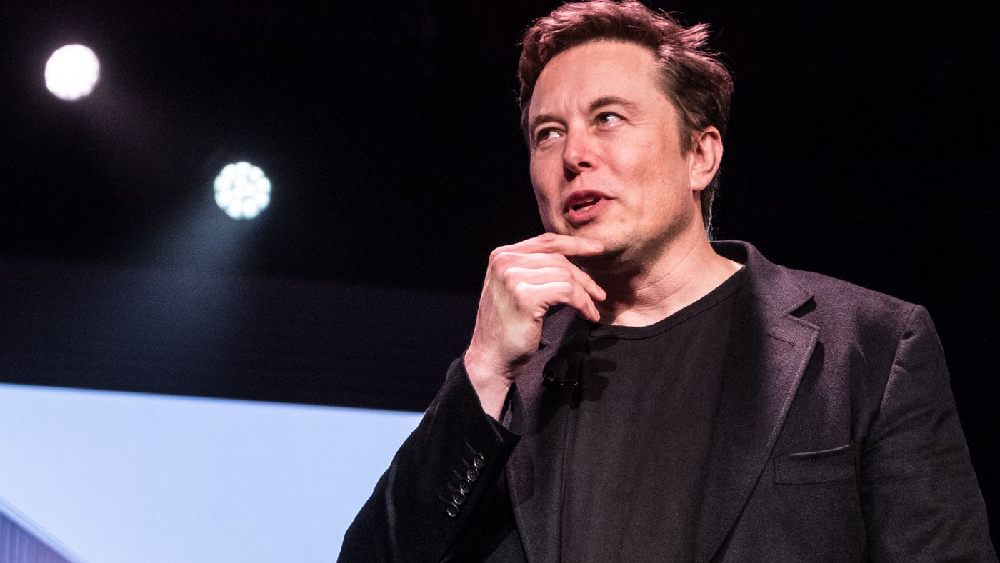 ইলন মাস্ক নিজে টুইট করে জানিয়েছেন, বাক স্বাধীনতা থাকলে তিনি আশা করছেন, তাঁর সবচেয়ে বড় সমালোচকও টুইটারে দিব্যি থাকতে পারবেন। এ কথায় অনেকে যেমন চটেছেন, তেমন বিশ্বের সবচেয়ে ধনী ব্যক্তির অনুরাগীরা খুশিও হয়েছেন। প্রথম দল মনে করছে, এতে টুইটারে বিভিন্ন কনস্পিরেসি থিয়োরিস্ট, নাৎজি, হেনস্থাকারী, এবং উগ্র পুরুষতান্ত্রিকে ভরে যাবে। কোনও ভদ্রলোক এখানে আর টিকতে পারবেন না। এ দিকে অন্য দল মনে করছে, মাস্ক যেটা করছেন, সেটাই ঠিক। বাক স্বাধীনতা সকলের অধিকার। আমেরিকাও তাই-ই শেখায়।