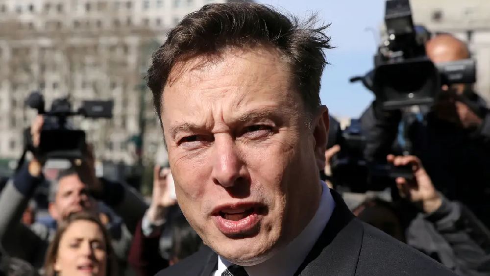 তাতে বেজায় চটে যান মাস্ক। রেগে এক সাক্ষাৎকারে আনসওয়ার্থকে ‘শিশু ধর্ষক’ বলে বসেন তিনি। পরে অবশ্য স্বীকার করেন যে, রাগের মাথায় এমন অসত্য বলে ফেলেন তিনি। তা নিয়ে এত হইচই করার কী আছে!