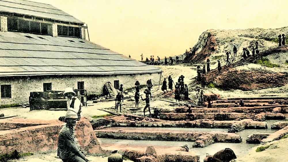 কর্নাটকের কোলার গোল্ড ফিল্ড ওরফে কেজিএফে এক সময়ে ছিল কোলার নামের একটি গ্রাম। মাটির নীচে তো বটেই, সবাই জানতেন এবং মানতেন যে এ গ্রামের ধুলোতেও সোনা মিশে থাকে।