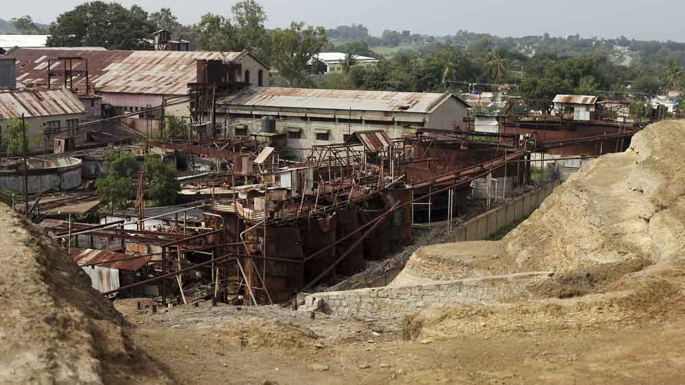 মাইকেল ফিৎজগেরাল্ড লাভেল নামে এক অবসরপ্রাপ্ত ব্রিটিশ সৈনিক প্রথম কোলারের মাটির নীচ থেকে সোনা তোলার কাজ শুরু করেন।