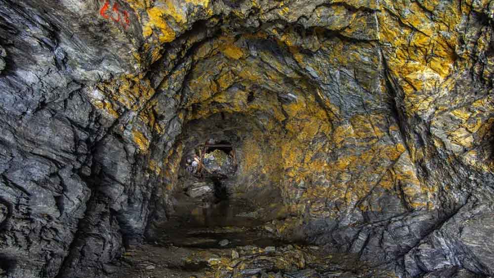 কোলারের সোনার ইতিহাস নিয়ে বিভিন্ন তথ্য প্রমাণ সমৃদ্ধ একটি বই লিখেছিলেন ব্রিটেনের এক ইতিহাসবিদ। সেই বই লাভেলের হাতে আসে। কোলারের পুরনো ইতিহাস জেনে তিনি ঠিক করেন, কোলারের মাটির নীচে সোনা  সত্যিই আছে কি না তার খোঁজ শুরু করবেন। প্রাথমিক ভাবে সফলও হন লাভেল।