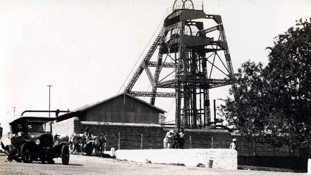 তবে খনি থেকে সোনা তোলার কাজে প্রচুর অর্থের প্রয়োজন ছিল। মাইকেলের সেই সামর্থ ছিল না। তিনি জন টেলর অ্যান্ড সনস নামে ব্রিটেনেরই একটি সংস্থাকে বিক্রি করে দেন কোলারের সোনার খনি। 