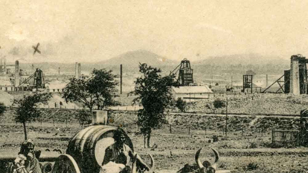 ১৮৮০ সালে ওই ব্রিটিশ সংস্থার হাত ধরে শুরু হয় কেজিএফের শ্রীবৃদ্ধি। তখনও বেঙ্গালুরুই কর্নাটকের রাজধানী। কিন্তু সেখান থেকে ১০০ কিলেমিটার দূরে হঠাৎ শহর হয়ে ওঠা একটি গ্রামই হয়ে উঠতে থাকে দক্ষিণের রাজ্যটির প্রাণকেন্দ্র।