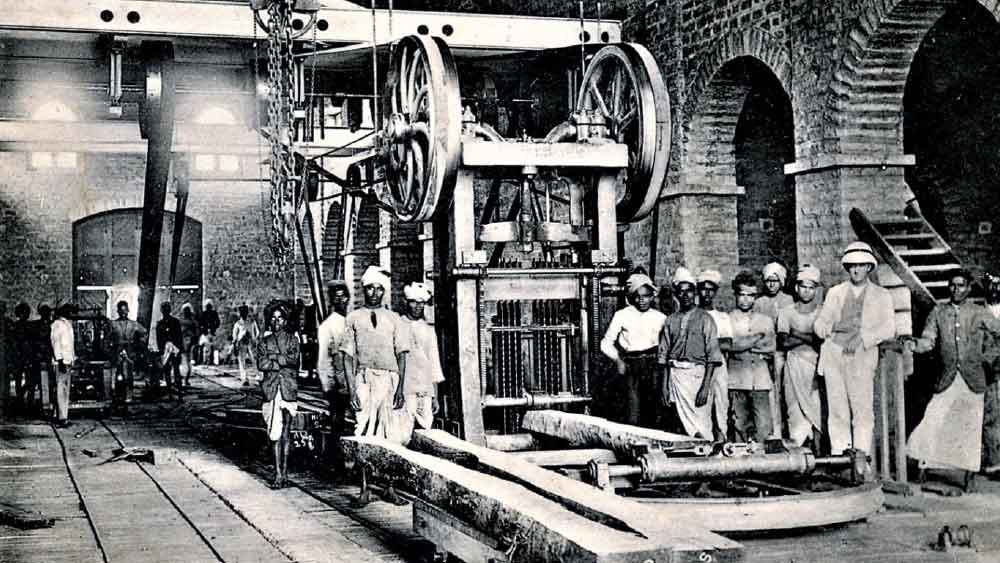 কোলার ছিল দেশের প্রথম শহর যেখানে বিদ্যুৎ সংযোগ এসেছিল। শুধু দেশে নয়, জাপানের টোকিয়োর পর কোলারই ছিল এশিয়ার দ্বিতীয় শহর যেখানে বিদ্যুতের সুবিধা  মিলেছিল। 