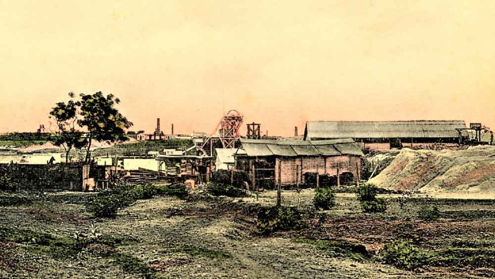 খনির কাজের জন্য কাছেই কাবেরী নদীর ঝরনায় জলবিদ্যুৎ প্রকল্প তৈরি করেছিল ব্রিটিশ সরকার। পাশাপাশি, খনিতে জল সরবরাহ করার জন্য কোলারে একটি বিশাল হ্রদও খুঁড়ে ফেলেছিল তারা। 