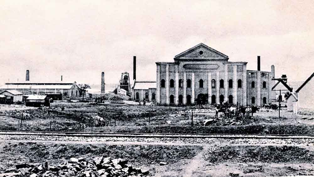 কী ছিল না কেজিএফে! নিজস্ব গল্ফ খেলার মাঠ, হাসপাতাল, ইংরেজি মাধ্যমের স্কুল-কলেজ, ছেলে এবং মেয়েদের কনভেন্ট স্কুল, ক্লাব, মনোরঞ্জনের নানা ব্যবস্থা— সব। এমনকি কেজিএফে বসবাসকারী ব্রিটিশ এবং ভারতীয় হর্তাকর্তাদের জন্য ব্রিটেনের স্থাপত্যের ছাঁদের বড় বড় বাংলোও তৈরি হয়েছিল। 