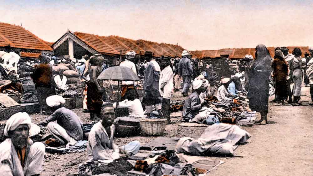 যদিও কোলারের এই ‘মিনি ইংল্যান্ডে’ প্রবেশাধিকার ছিল না খনিতে কাজ করা শ্রমিকদের। তাঁরা থাকতেন কোলারের ঝকঝকে আলোর বাইরে। ছোট ছোট খুপড়ির মতো ঘরে। সেই সব এলাকাকে বলা হত কুলি লেন। ঘরগুলিকে বলা হতে শান্টি।