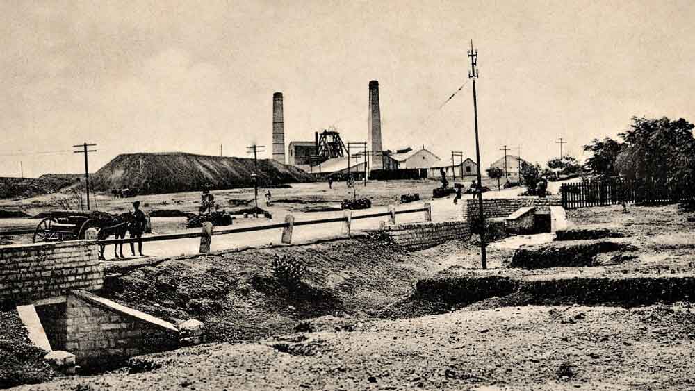 সেখানে কষ্ট করেই থাকতেন খনি শ্রমিকরা। তবু বেঙ্গালুরু-সহ দেশের বিভিন্ন প্রান্ত থেকে মানুষ আসতেন কোলারে কাজ করতে। কারণ কোলারই তখন উন্নতির কেন্দ্র। 