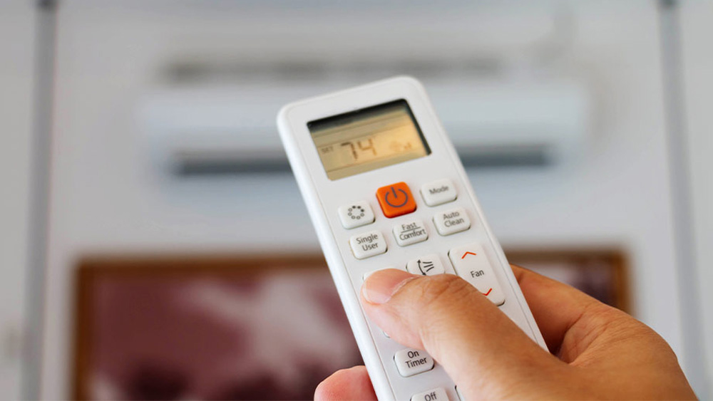 ঘুমনোর সময়ে এসি-তে টাইমার লাগিয়ে রাখুন। রাতে এই যন্ত্রটি চালিয়ে ঘুমিয়ে পড়ার ঘণ্টা দুয়েকের মধ্যে ঘর ঠান্ডা হয়ে যায়। তার পর আর দরকার হয় না। কিন্তু গভীর ঘুমে তা নির্দিষ্ট সময়ে বন্ধ করা হয় না। ফলে সারা রাত এসি চলতে থাকে। সেই জন্য টাইমার দিয়ে রাখলে ভাল। দু থেকে আড়াই ঘণ্টার টাইমার লাগিয়ে রাখলে নির্দিষ্ট সময়ের পর তা নিজেই বন্ধ হয়ে যাবে। বিদ্যুৎ ও অর্থ—দুই-ই সাশ্রয় হবে।