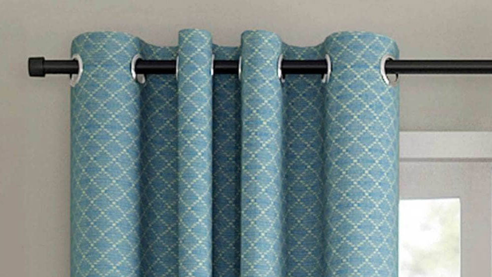 ঘরের তাপমাত্রা যত বেশি হবে কুলার বা এই ধরনের যন্ত্র ঘর ঠান্ডা করতে তত বেশি সময় নেবে। সে ক্ষেত্রে বেশি সময় ধরে এসি চালানোর প্রয়োজন পড়ে। বিলও বাড়তে থাকে চড়চড় করে। ঘরে মোটা পর্দা লাগালে বাইরের গরম হাওয়া ও আলো কম আসবে। ফলে ঘরও তাড়াতাড়ি ঠান্ডা হবে।