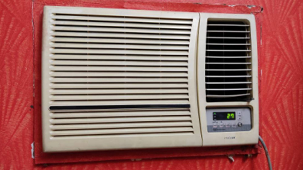 শুধু এসি বলে নয়, যে কোনও বৈদ্যুতিক যন্ত্রপাতি পুরনো হয়ে গেলে তার গুণমান খারাপ হয়ে যায়। অনেক দিন ধরে একই যন্ত্র ব্যবহার করার ফলে তা ধীরে ধীরে খারাপ হতে থাকে। শীতাতপ নিয়ন্ত্রিত যন্ত্রের ক্ষেত্রেও একই ব্যাপার। বেশি পুরনো হয়ে গেল বিদ্যুৎ পোড়ে বেশি। স্বাভাবিক ভাবেই বিলও বেশি আসে।