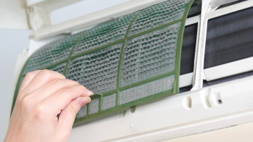 এসির ফিল্টার পরিষ্কার করুন। অনেক দিন ধরে ব্যবহার করার ফলে এসির ফিল্টারে অনেক ময়লা, ঝুল জমে থাকে। বিদ্যুৎ সাশ্রয় করতে ফিল্টার পরিষ্কার রাখা জরুরি।