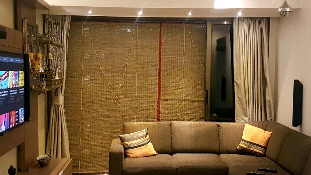 এসি-আবিষ্কারের আগে জ্যৈষ্ঠ-আষাঢ়ে বাঙালি কী করত জানেন? জানালায় খসখস ঝোলাত। এটি আসলে এক বিশেষ ধরনের ঘাস। মাদুর বোনার মতো বুনে পর্দার মতো করে জানালা কিংবা বারান্দায় ঝোলানো হত এই পর্দা। তাতে যদি একটু জল ঢেলে দিলেই কেল্লাফতে। বাতাস এই পর্দার ভিতর দিয়ে চলাচল করার সময় ঠান্ডা হয়ে যায়। ইদানীং খসখস জোগাড় করা একটু হলেও শক্ত। সে ক্ষেত্রে জানলা দরজার পর্দা কিছুটা ভিজিয়ে রাখতে পারেন।