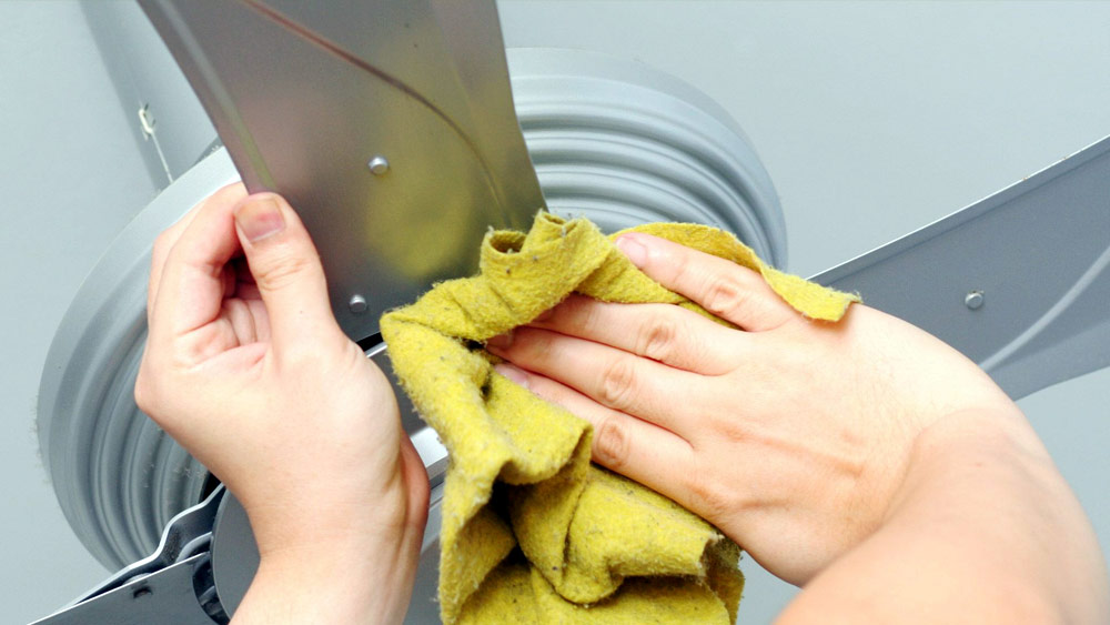 ঘরে ঘুলঘুলি থাকলে বায়ু চলাচলে সুবিধা হয়। ফলে ঘরে গরম বাতাস জমতে পারে না। তাই ঘরের ঘুলঘুলিগুলি সাফ রাখুন। সাফ করুন ফ্যানও। ফ্যানে ময়লা জমে থাকলে হাওয়া কম লাগে।