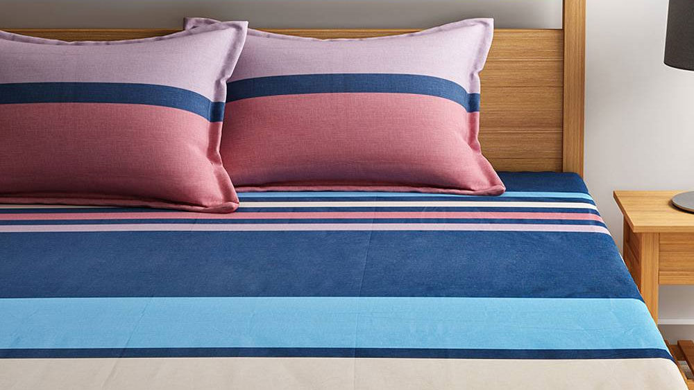 বিছানার চাদর মোটা ও কারুকাজ বিশিষ্ট হলে ঘাম বেশি হয়। সাদা বা হাল্কা রঙের সুতির চাদর পাতলে বিছানা ঠান্ডা থাকবে। সাদা ও হাল্কা রঙের কাপড় তাপ শোষণ করে না বরং প্রতিফলিত করে। তা ছাড়া হাল্কা রং ঘরে শীতল প্রভাবও ফেলে। নিয়মিত বদলাতে হবে বিছানার চাদর।