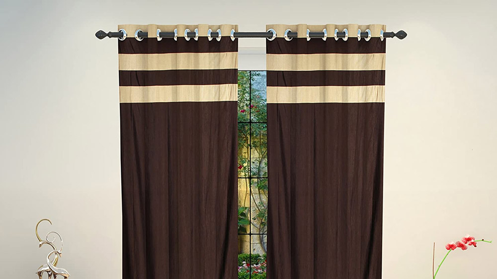 দিনের বেলা যদি বাইরে ‘লু’ বওয়ার মতো পরিস্থিতি তৈরি হয় তবে তা আটকাতে জানলা বন্ধ রাখা ছাড়া উপায় নেই। পাশাপাশি গাঢ় রঙের পর্দা ব্যবহার করলে ঘর কিছুটা অন্ধকার থাকে, এতে শীতলতার অনুভূতি তৈরি হতে পারে।