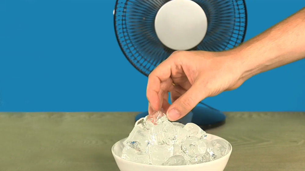 গরম প্রতিরোধ করতে অনেকেই টেবিল ফ্যান ব্যবহার করেন। তবে টেবিল ফ্যান চালানোর সময়ে সামনে একটি পাত্রে কিছু বরফের কুচি রেখে দিলে আরও বেশি ঠান্ডা হবে পাখার হওয়া।