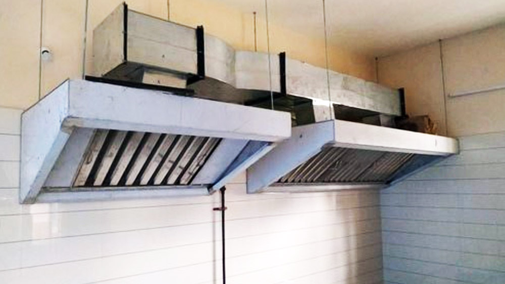 রান্নার সময় প্রয়োজনের বেশি উনুন জ্বালিয়ে রাখা চলবে না। রান্না চলাকালীন চালিয়ে রাখতে হবে চিমনি কিংবা বায়ু নির্গমনের পাখা। রান্নার আগুন ও তেল মশলার ঝাঁঝ শুধু রান্নাঘর নয়, আসেপাশের উষ্ণতাও বাড়িয়ে দেয় অনেকটাই।