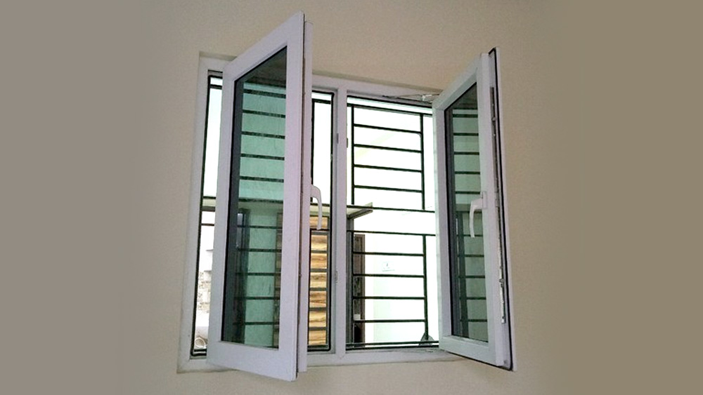 সন্ধ্যায় রোদ কমে এলেই ঘরের দরজা-জানালা খুলে দিন। চারপাশের উষ্ণতা কমার সঙ্গে সঙ্গে ঘরের ভিতর বায়ু চলাচল বাড়লে কমবে ঘরের ভিতরের উষ্ণতাও। কাটবে গুমোট ভাব।