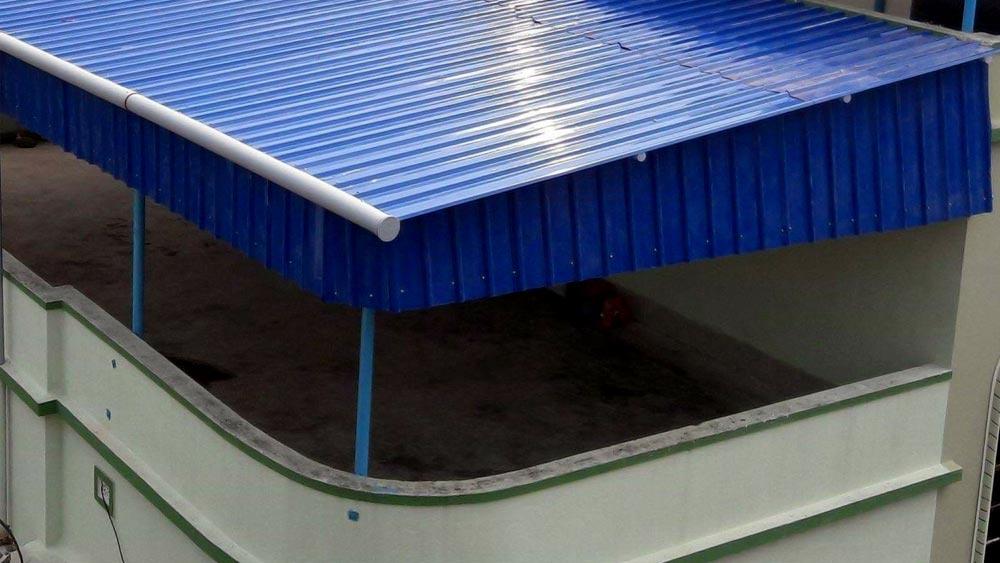 এখন অনেকেই ছাদের উপর আপতিত রোদ কমাতে ছাদের উপর অতিরিক্ত এক প্রকারের কৃত্রিম ছাদ তৈরি করছেন। লোহার পাইপ ও বিশেষ ভাবে তৈরি এক ধরনের টিনের পাত দিয়ে এই ছাদ তৈরি হয়। এতে সরাসরি রোদ পড়ে না ছাদে, ফলে কম গরম হয় ঘর।