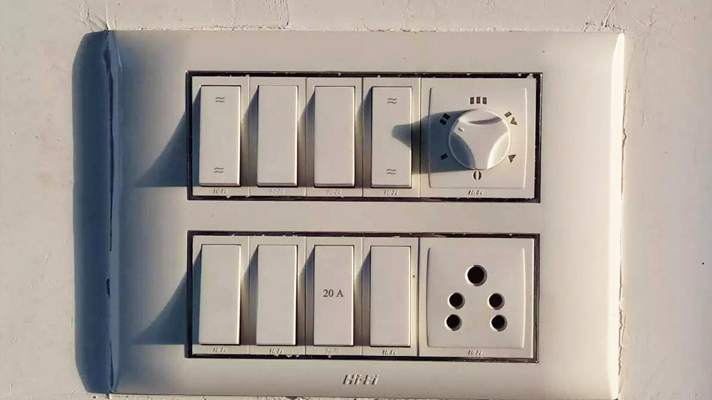 প্রয়োজন ছাড়া বন্ধ রাখার চেষ্টা করতে হবে বৈদ্যুতিন যন্ত্রের ব্যবহার। টিভি, কম্পিউটার, ল্যাপটপ অতিরিক্ত সময় চালিয়ে রাখলে যন্ত্রগুলি প্রচুর তাপ তৈরি করে।