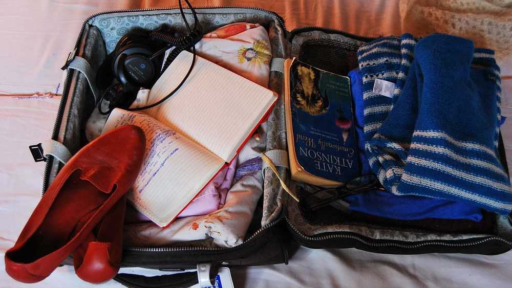 বেড়াতে যাওয়ার সময়ে হালকা খাবার খাওয়া ভাল। 