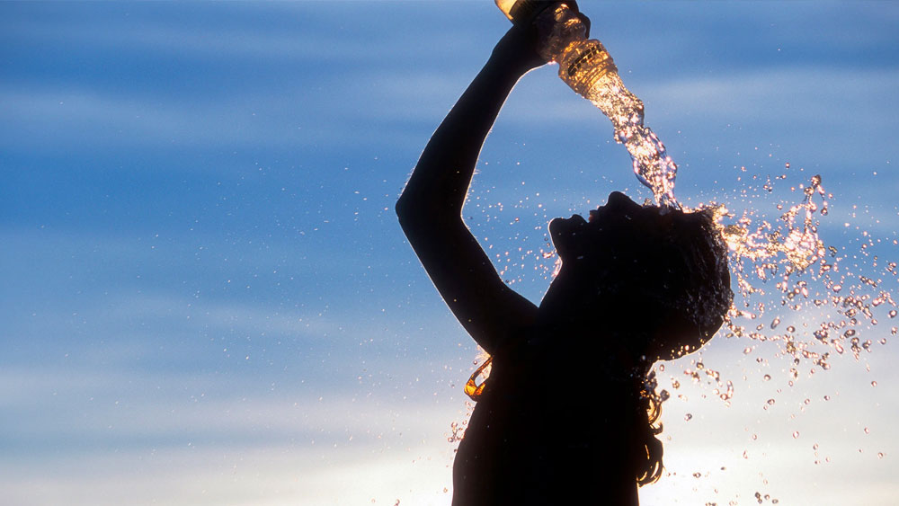 শরীর ঠাণ্ডা করতে প্রয়োজনে আইস ওয়াটার বা ঠান্ডা জলে বার বার গা ধোওয়ার কথা বলছেন বিশেষজ্ঞরা। তাঁরা বলছেন, এই গরমে শরীরের তাপমাত্রা স্বাভাবিক রাখাটাই বড় চ্যালেঞ্জ। প্রবল গরমে শরীরের তাপমাত্রাও বেড়ে যায়। ঠাণ্ডা জলে স্নান সেই সমস্যা কাটাবে। 