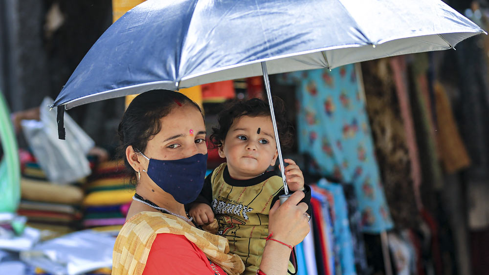গত দু’এক দিন ধরেই গরমে অসুস্থ হয়ে পড়ার খবর আসছে। রাস্তায় বেরিয়ে আচমকা অসুস্থ হয়ে পড়ে হাসপাতালে ভর্তি হওয়ার ঘটনাও ঘটছে। চিকিৎসকদের কথায়, এই ধরনের অসুস্থতার কারণ হিট স্ট্রোক হতে পারে। যার মূল কারণ, শরীরের তাপমাত্রা অতিরিক্ত বৃদ্ধি। 