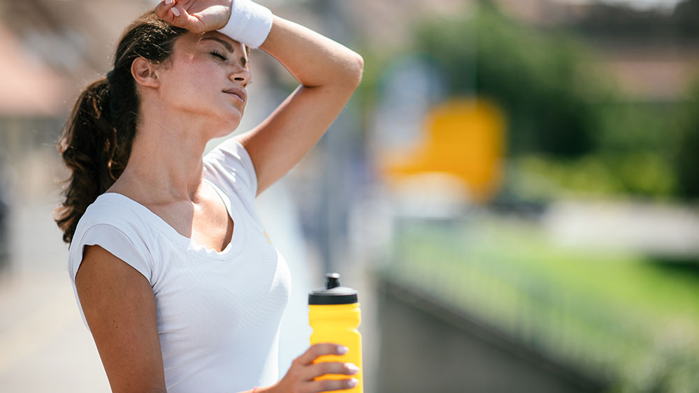 পারিপার্শ্বিক তাপমাত্রা বা বাইরের তাপমাত্রার সঙ্গে শরীরের তাপমাত্রার ভারসাম্য বজায় রাখে মস্তিষ্কের হাইপোথ্যালামাস। বাইরের তাপমাত্রা খুব বেড়ে গেলে বা কমে গেলে শরীরের তাপমাত্রার ভারসাম্য নষ্ট হয়ে যায়। শরীরের তাপমাত্রা অতিরিক্ত বাড়লেই হিট স্ট্রোকের সম্ভাবনা দেখা যায়। এই হিট স্ট্রোকের উপসর্গ আগে থেকে বুঝতে পারলে সঙ্গে সঙ্গে ব্যবস্থা নিতে হবে। 