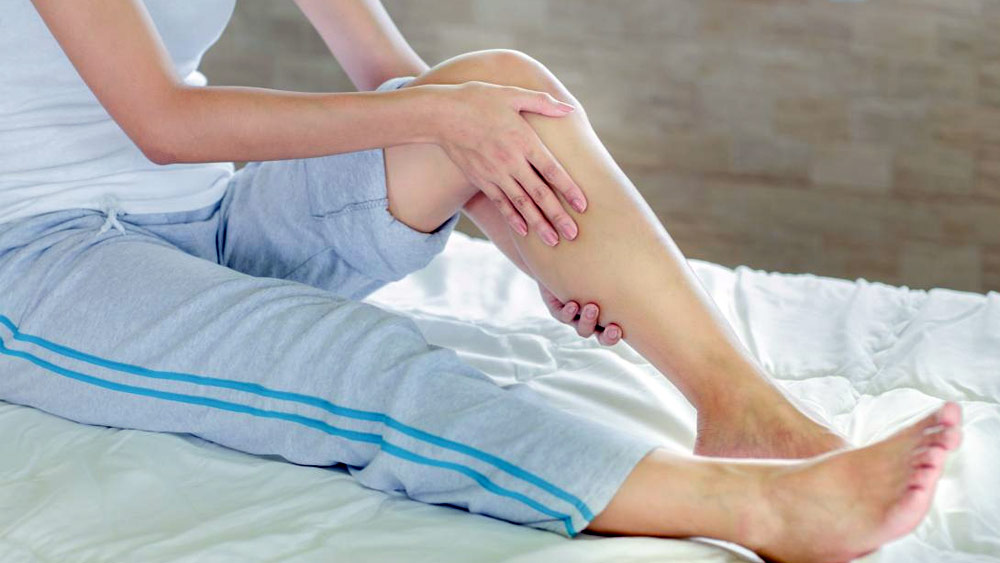 ‘হিট স্ট্রোক’-এ শরীরে তাপমাত্রার ভারসাম্য থাকে না। তাই ঘাম হয় না। কিন্তু হিট স্ট্রোক হলে তা থেকে মস্তিষ্ক, কিডনি, হৃদ্‌যন্ত্রে প্রভাব পড়তে পারে। রোগী অজ্ঞান হয়ে যেতে পারেন। ভুল বকতে পারেন। ঘাম না হওয়ায় শরীরের তাপমাত্রা বেড়ে ১০৩-১০৪ ডিগ্রি ফারেনহাইট পর্যন্ত হতে পারে। এর পাশাপাশি মাথা ব্যথা, মাথা ঘোরার মতো উপসর্গও দেখা যেতে পারে। এমন সমস্যা হলে দ্রুত রোগীকে চিকিৎসকের কাছে বা হাসপাতালে নিয়ে যেতে হবে। চিকিৎসকের কাছে নিয়ে যাওয়ার সঙ্গে রোগীকে ঠান্ডা জলে স্নান বা ভেজা কাপড় দিয়ে শরীর মুছিয়ে দেওয়া। 