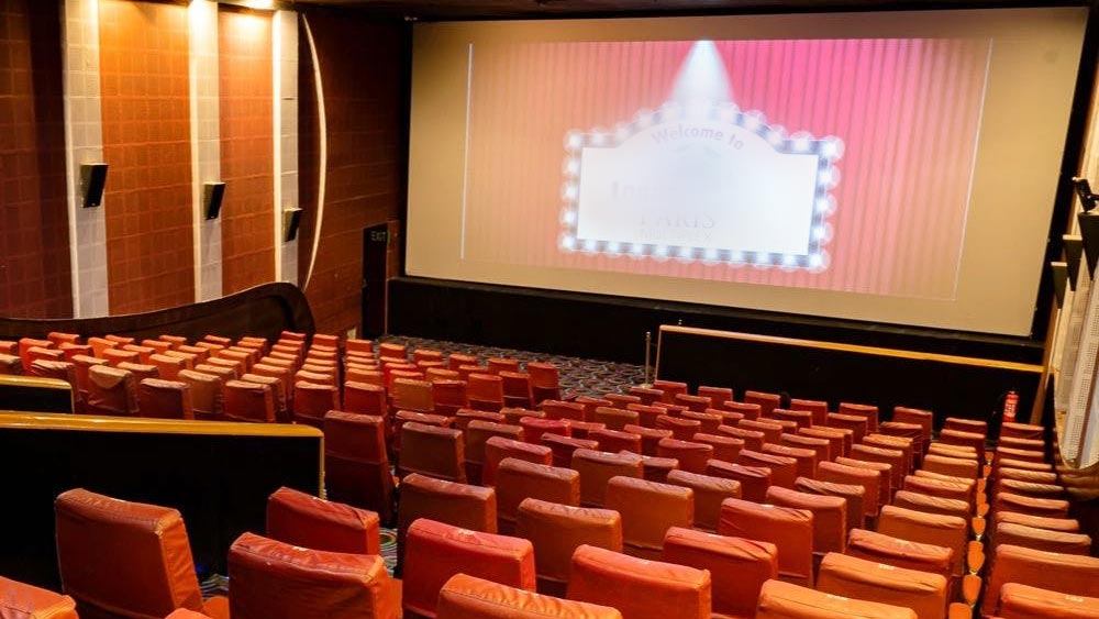 না। দিনের বেলাটা আউটডোর প্রেম বাতিল করতেই হবে। ঘেমে নেয়ে প্রেম হয় নাকি! তার চেয়ে কাঁধে কাঁধ ছুঁইয়ে সিনেমা দেখাই ভাল মনে করেন প্রেমিকরা। গ্রীষ্মের ছোঁয়া বাঁচিয়ে প্রিয় জনের ছোঁয়াটুকু থেকে যায় সঙ্গে।