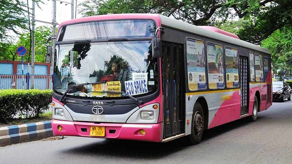 আচ্ছা যদি বেরতেই হয় পথে! অসুবিধা নেই। এই দিনেও শহরে এসি বাসের তো অভাব নেই। এক প্রান্তিক স্টপেজ থেকে পাশাপাশি দু’টি আসন নিয়ে বসে পড়লেই হয়। না হয় ফিরতি বাসেই চলে আসা যাবে। ছায়ামাখা কোনও অল্প চেনা বা অচেনা বাসস্টপের চায়ের দোকানই না হয় অন্য রকম আমেজ এনে দিক যাওয়া-আসার ফাঁকে।