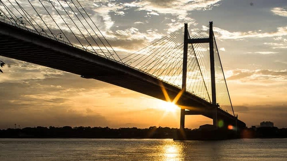 গঙ্গার তীর স্নিগ্ধ সমীর, জীবন জুড়ালে তুমি। কবি এমন কথা মনে হয় এই শহরের প্রেমিকদের জন্যই রেখে গিয়েছেন। উত্তর থেকে মধ্য কলকাতা, শহরের পশ্চিম পাড় জুড়ে শীতল বাতাস নিয়ে অপেক্ষায় কতই ছায়াসুনিবিড়ি শান্তির ঘাট।