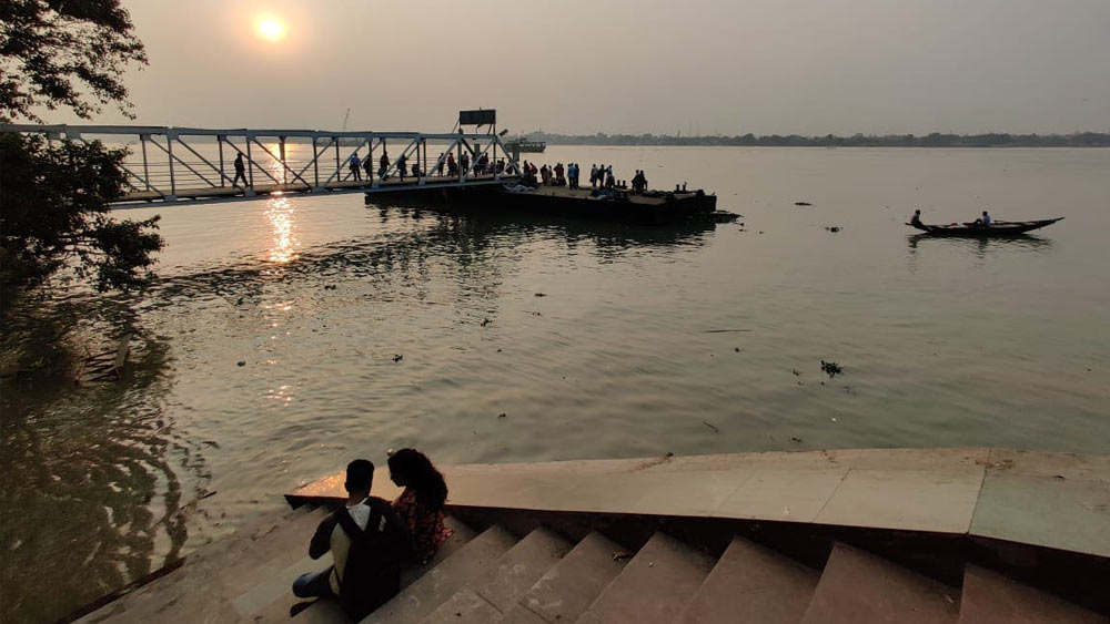 উত্তর কলকাতার রোম্যান্টিক জায়গাগুলোর মধ্যে বাগবাজার ঘাট প্রেমিক-প্রেমিকাদের অত্যন্ত পছন্দের জায়গা। এখানে গঙ্গার ঘাটে বসে নৌকা আর লঞ্চের আনাগোনা দেখেই সময় কাটিয়ে দেওয়া যায়। সঙ্গে কাগজের প্লেটে ঘটিগরম কিংবা কাঠি আইসক্রিম।