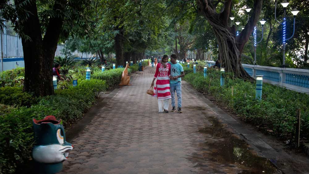 বাবুঘাট মানে তো অনেক মজা। এ দিকে হাওড়া ব্রিজ তো ও দিকে দ্বিতীয় হুগলি সেতু। সূর্যাস্ত। শীতল বাতাস। আরও কত কী!