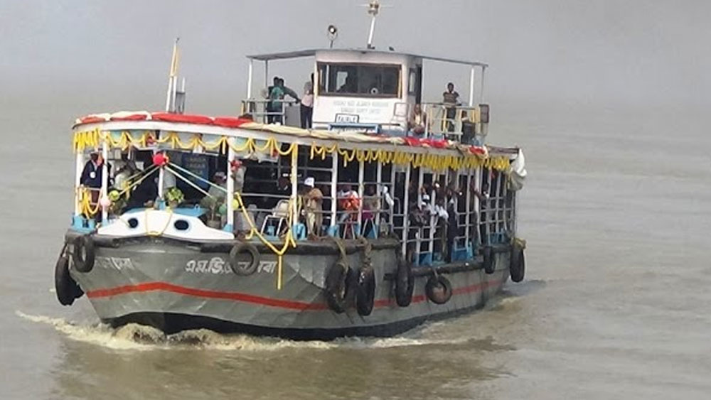 দিন দিন বড্ড ঘিঞ্জি হয়ে যাচ্ছে শহরটা। বড় বড় হাইরাইজে কোথায় যেন হারিয়ে যাচ্ছে সকালের সূর্যটা। এ সব বলে যাঁরা কপাল কুঁচকোন তাঁরা বরং লঞ্চে চেপে চলে যান হাওড়ায়। সন্ধের লঞ্চ সফর সত্যিই মনোরম।